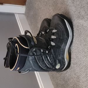 Snowboard boots